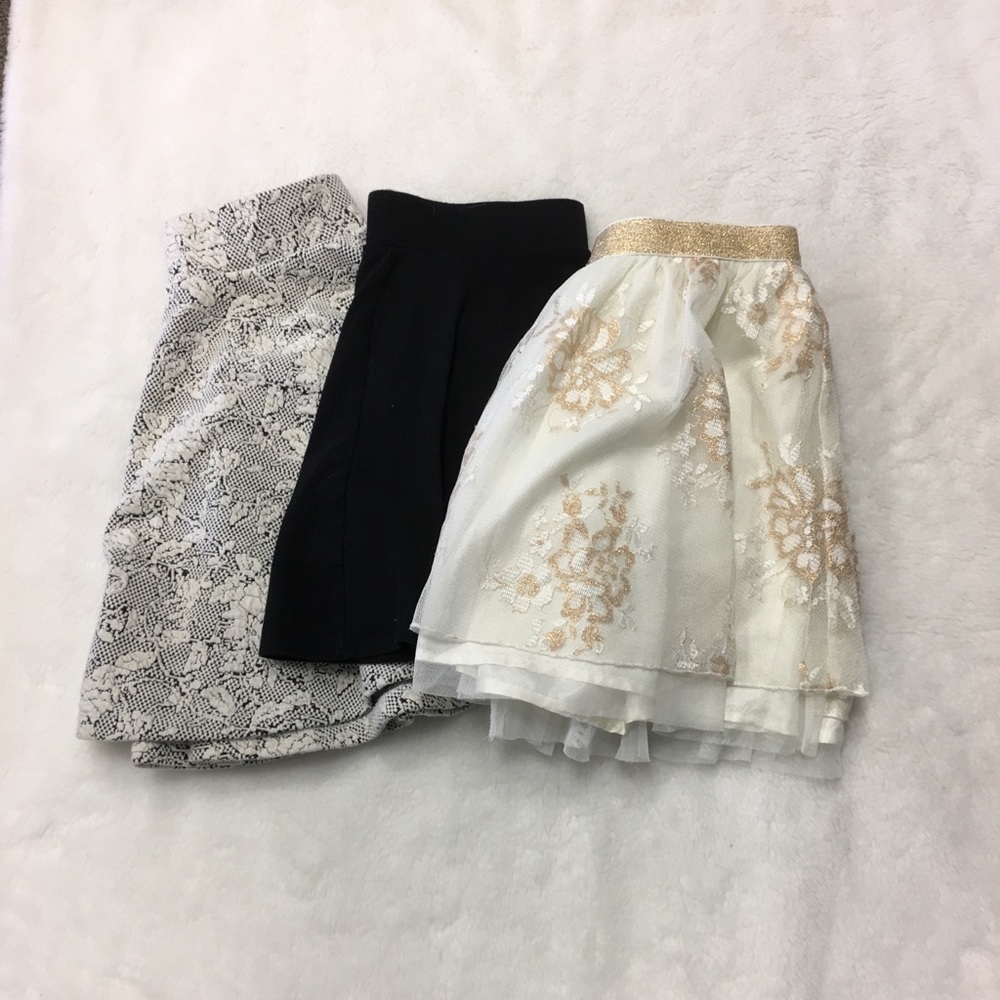 Sale🛍🎁Lot of 3 size 10/12 skirts